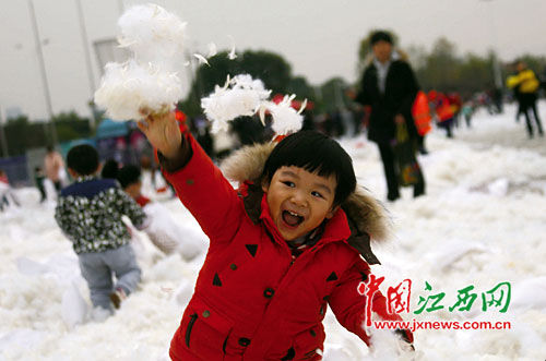 南昌國(guó)展中心上演枕頭大戰(zhàn)(圖5)