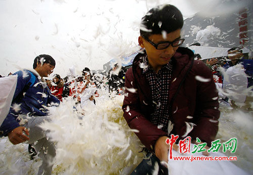南昌國(guó)展中心上演枕頭大戰(zhàn)(圖4)