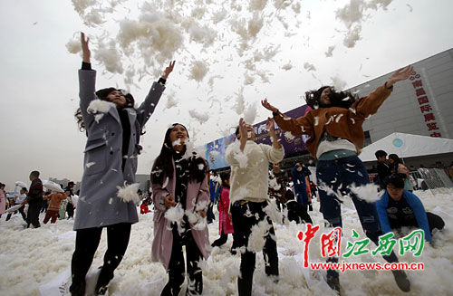 南昌國(guó)展中心上演枕頭大戰(zhàn)(圖1)