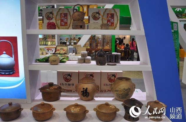 陽泉市委副書記王旭明視察農(nóng)博會陽泉展廳(圖2)