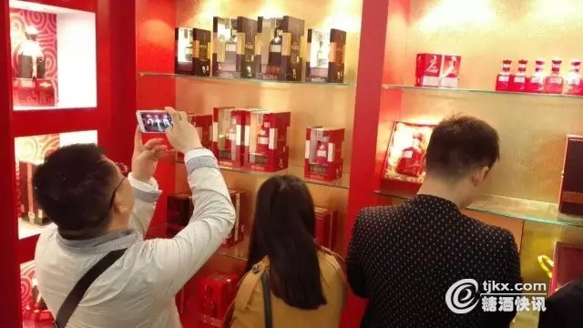 古井展廳引爆春糖會!五大看點讓客商香醉成都(圖7) 古井展廳引爆春糖會!五大看點讓客商香醉成都(圖7)