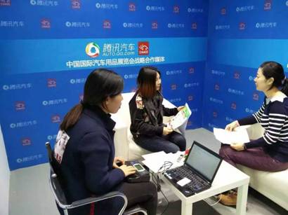 展會(huì)進(jìn)行當(dāng)中，貝適寶創(chuàng)始人之一的張冉冉女士在百忙之中也接受了騰訊汽車記者的專訪，暢談未來兒童安全座椅行業(yè)的發(fā)展趨勢(shì)，兒童安全座椅產(chǎn)品的功能期望以及自家智能座椅產(chǎn)品的一些細(xì)節(jié)。同時(shí)以一個(gè)孩子母親的角度也呼吁國內(nèi)兒童出行安全體系能夠盡快得以完善，為寶寶的出行安全營(yíng)造一個(gè)良好社會(huì)氛圍，她表示，隨著國內(nèi)家庭汽車保有量的逐年增長(zhǎng)，提升國內(nèi)父母的兒童出行安全意識(shí)現(xiàn)如今已經(jīng)迫在眉睫。