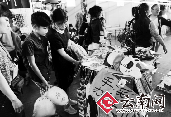 文博會(huì)閉幕日實(shí)錄：展會(huì)掃貨買買買 加加微信接著買