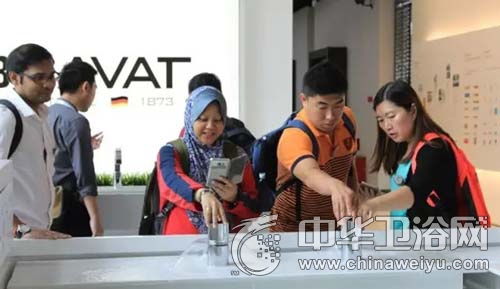 馬來S P Setia Berhad集團參觀珠海貝朗展廳(圖2) 馬來西亞S P Setia Berhad集團饒有興致地對展廳內的淋浴花灑研究著