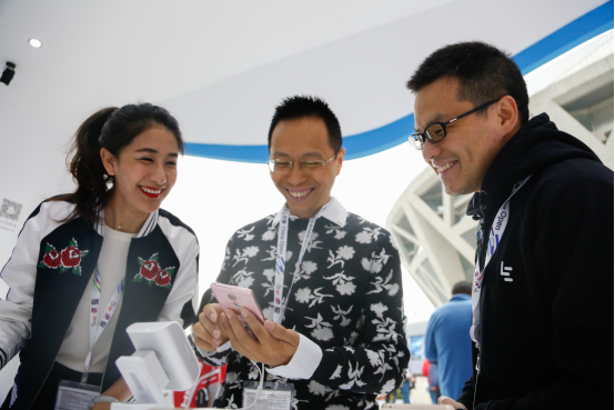 詹俊現(xiàn)身樂視中網(wǎng)展廳 樂Pro3成就賽場內(nèi)外獨特風景(圖2)