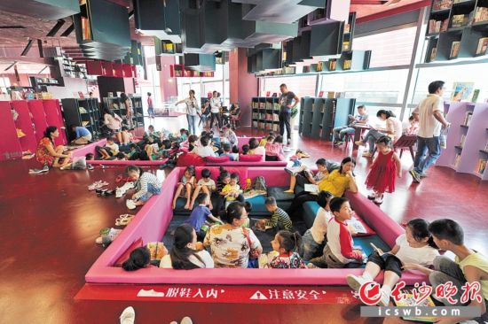 　　梅溪書院三樓的下沉式閱讀區人氣最旺，是前來看書的孩子們最喜歡的地方。 長沙晚報記者 王志偉 攝