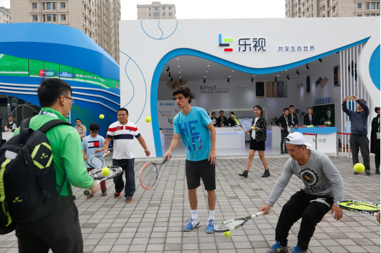 樂視展廳大師親授網球技巧(圖2) 樂視展廳大師親授網球技巧(圖2)
