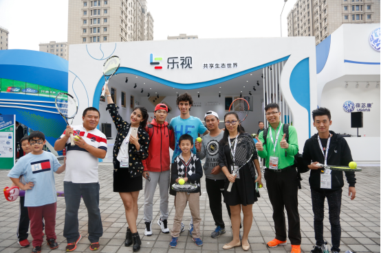 樂視展廳大師親授網球技巧(圖1) 樂視展廳大師親授網球技巧(圖1)