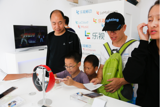 樂視展廳大師親授網球技巧(圖4) 樂視展廳大師親授網球技巧(圖4)