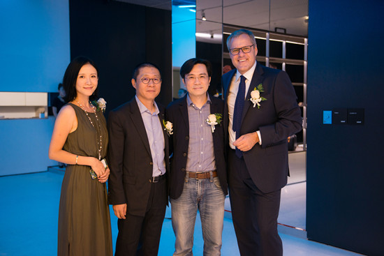 德國頂級櫥柜品牌勞斯LEICHT?北京展廳啟幕(圖3) 嘉賓(由右至左) 勞斯集團董事局主席Mr.Waldenmaier Stefan V 先生;香港南豐集團廣州總經理李建華先生;勞斯(北京)董事長、總裁劉禹鴻先生; 勞斯(北京)董事、品牌總監彭心宜女士;_副本