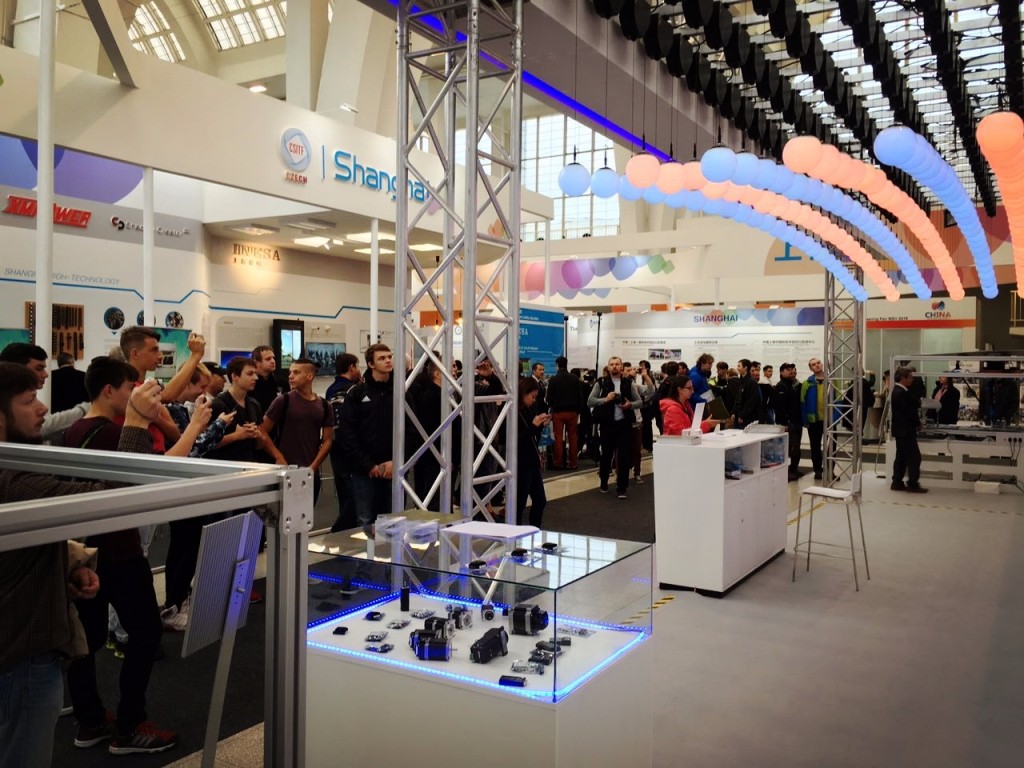 圖6. 優愛寶智能機器人科技股份有限公司浮球矩陣展示YS.jpg