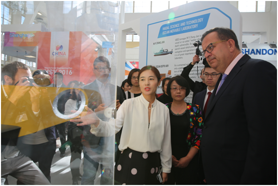 圖5.捷克工貿部Jan Mladek先生參觀彩虹魚萬米級無人深潛器模型并聽取講解.png